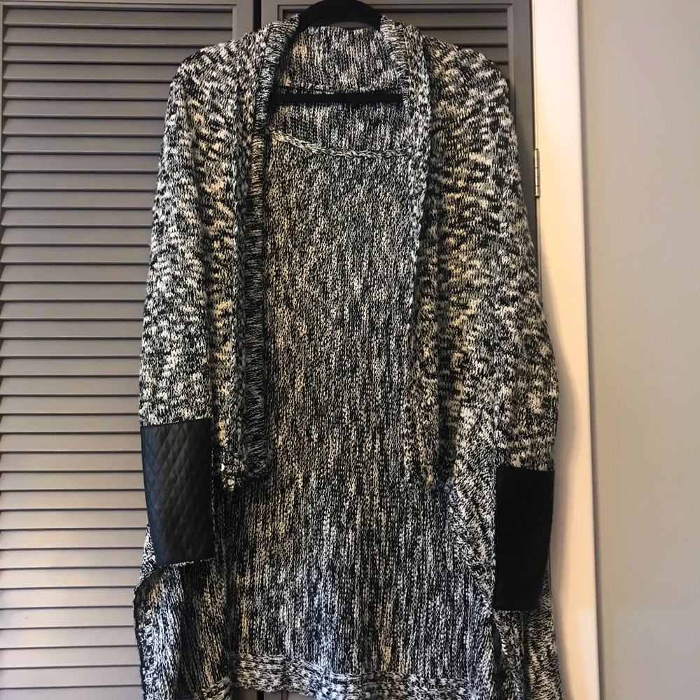 Ark & Co long sweater from Stitch Fix, b&w